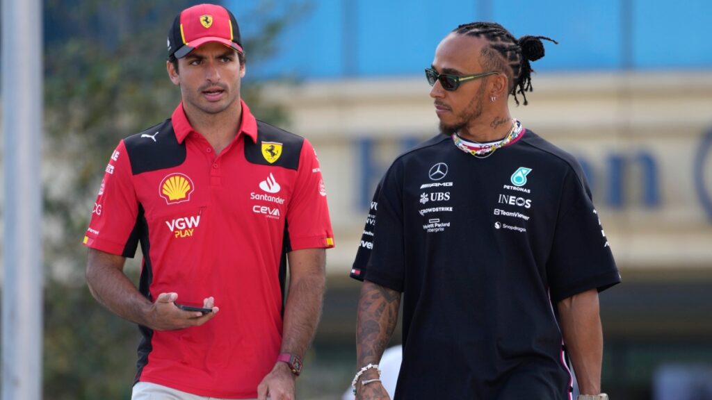 Los pilotos Lewis Hamilton de Mercedes y Carlos Sainz de Ferrari | AP