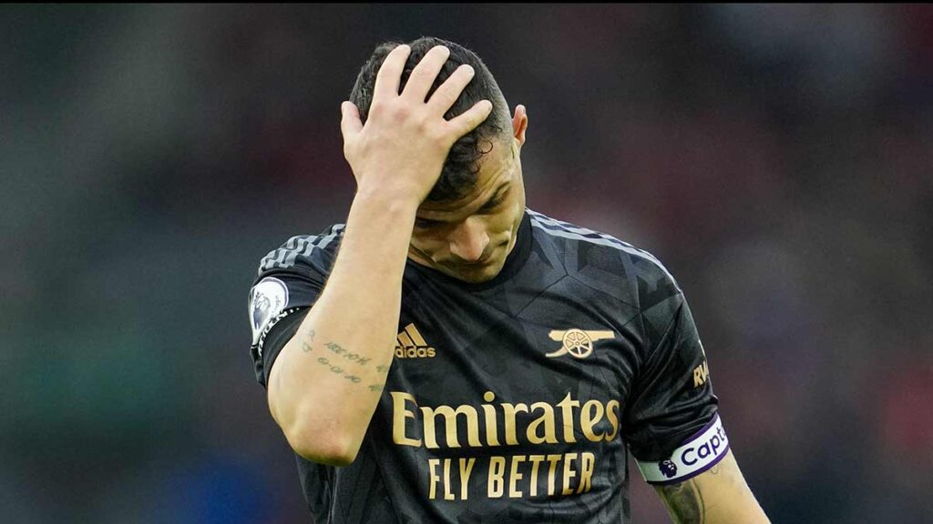Granit Xhaka, del Arsenal, se lamenta tras el empate ante Liverpool. AP