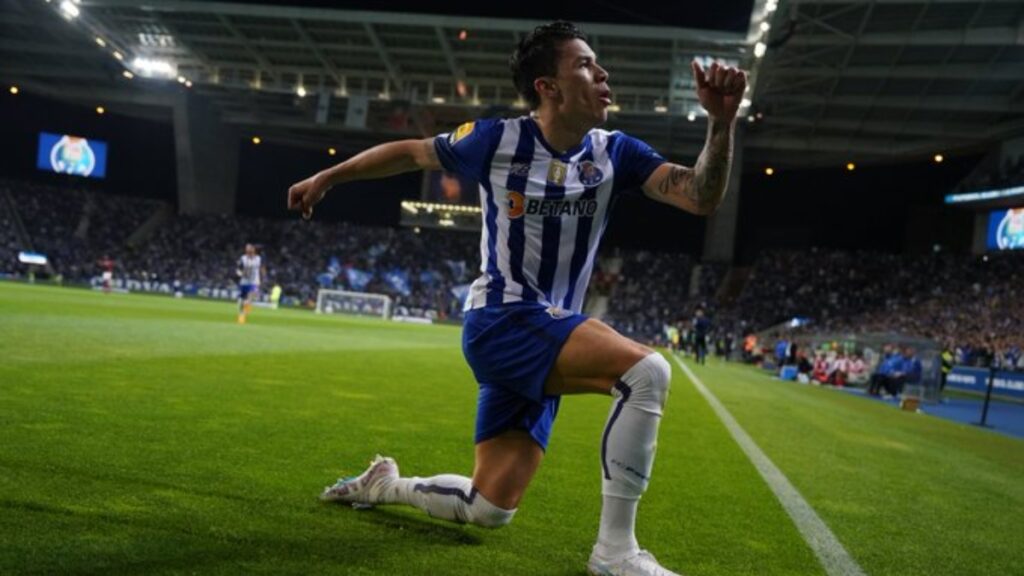 Matheus Uribe celebrando su gol.