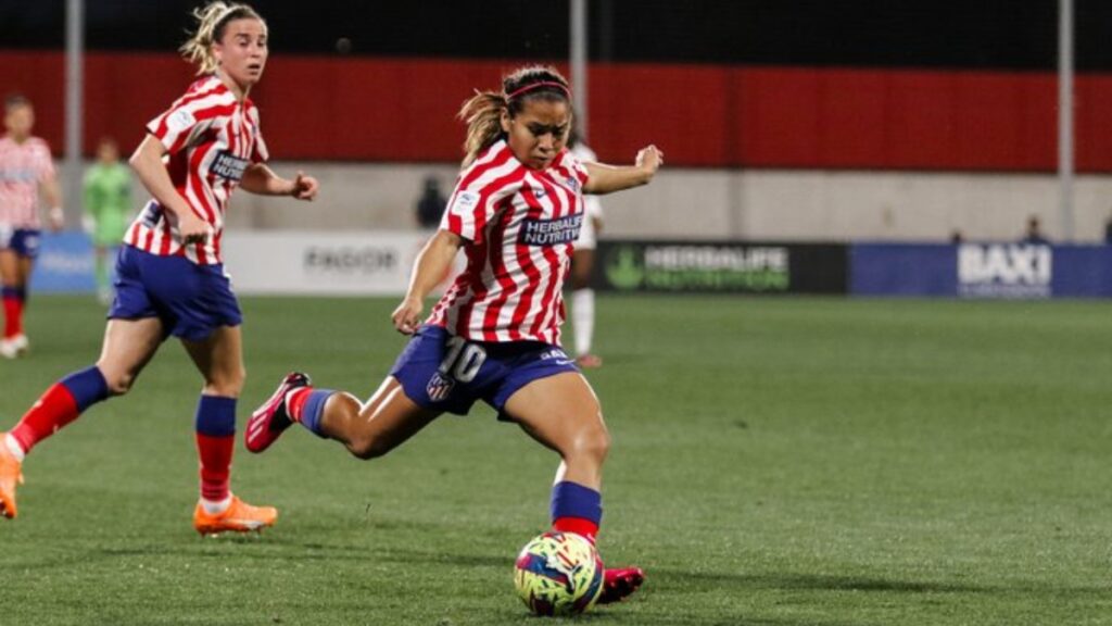 Leicy Santos jugando con el Atlético de Madrid.