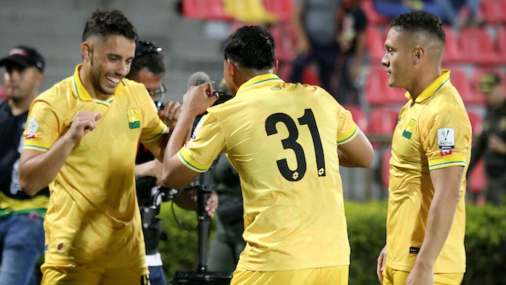 Jugadores de Atlético Bucaramanga, celebrando.