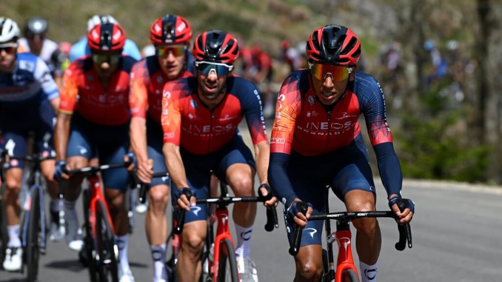 Egan Bernal, juunto a su equipo Ineos en el Tour de Romandía.