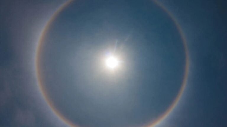  ¿Qué significa el extraño circulo que brilla alrededor del sol en Bogotá?