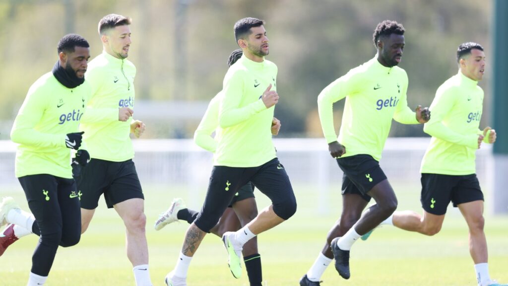 Jugadores del Tottenham entrenando.