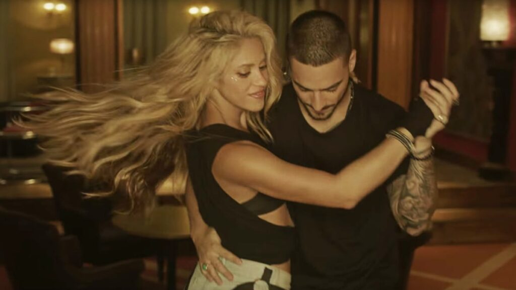 Shakira bailando con Maluma.