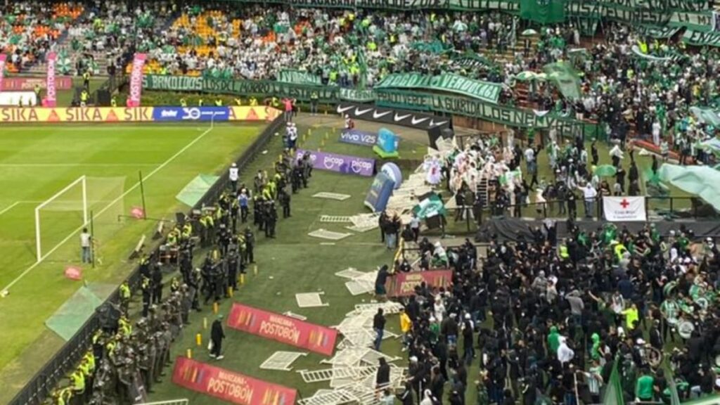 Hinchada de Nacional en el partido contra América.