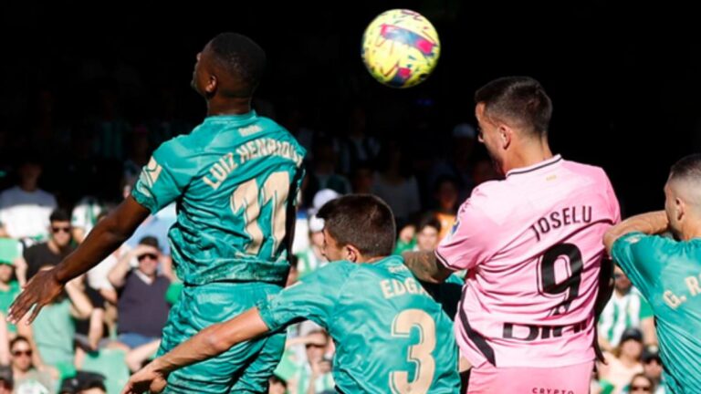 Guardado y el Betis derrotan al Espanyol pese al golazo de César Montes