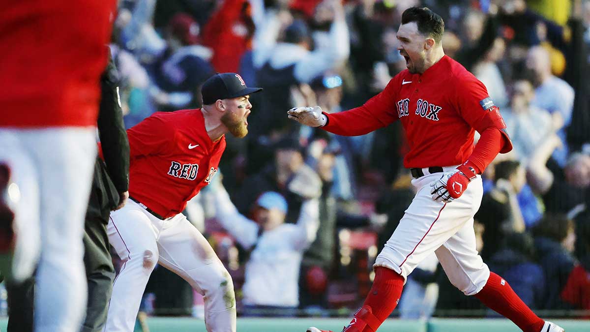 Adam Duvall delivers the 1st #WALKOFF of the season!