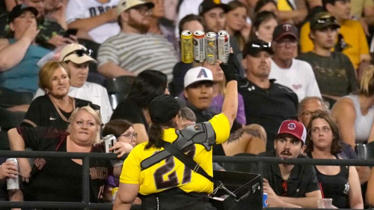 Extienden venta de cerveza en parques de Grandes Ligas por la nueva regla de cronómetro