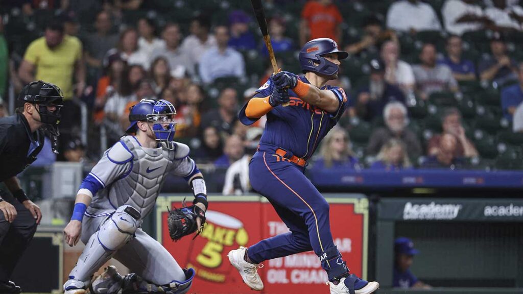 César Salazar conectó de hit en el octavo inning. Reuters