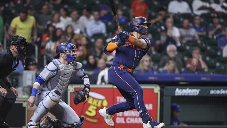 El mexicano César Salazar colabora en triunfo de Astros sobre Blue Jays