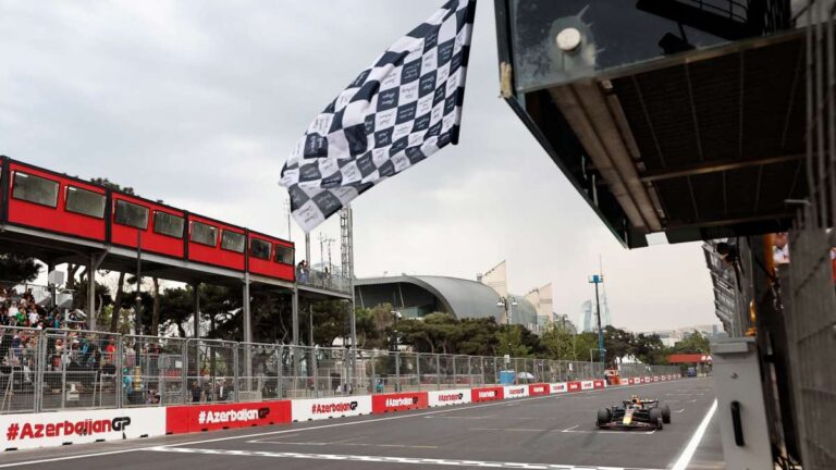 ¡Simplemente brutal! Checo Pérez gana el GP de Azerbaiyán con autoridad y se lleva todo el botín