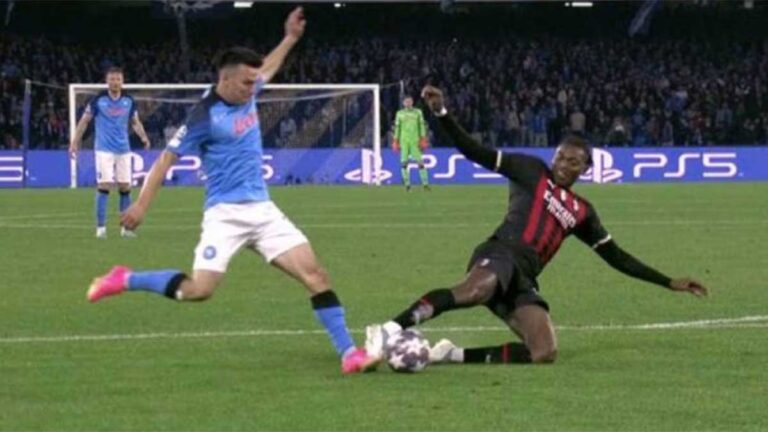 Polémica en el Napoli vs Milan: ¿Se debió marcar penal sobre el Chucky Lozano?