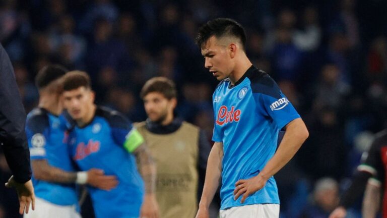 Chucky Lozano reclama un penal en su contra tras la eliminación del Napoli en Champions League