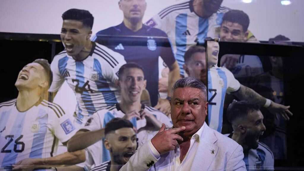 Claudio Tapia, presidente de la Asociación del Fútbol Argentina confirmó la candidatura. AP