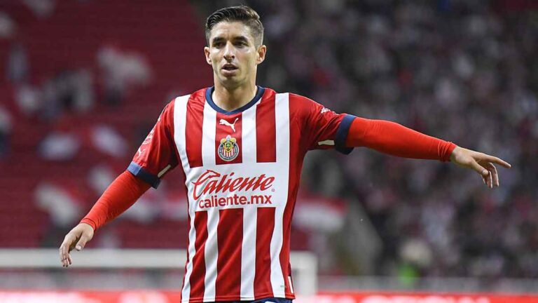 Isaác Brizuela recibe reconocimiento por cumplir 250 partidos con Chivas