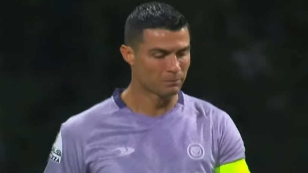 Cristiano Ronaldo salió furioso luego del empate entre el Al Nassr y el Al Feiha pues sabe que con esta igualada se complica ganar el título.