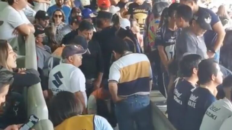 Aficionado de los Pumas se desvanece en la tribuna; médicos del Toluca lo apoyan
