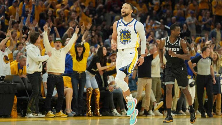 Stephen Curry lleva a los Warriors a empatar la serie ante Kings