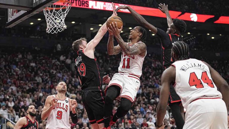 Los Chicago Bulls remontan una desventaja de 19 puntos para acabar la temporada de los Raptors y se citan en la ‘final’ del Play In ante Miami