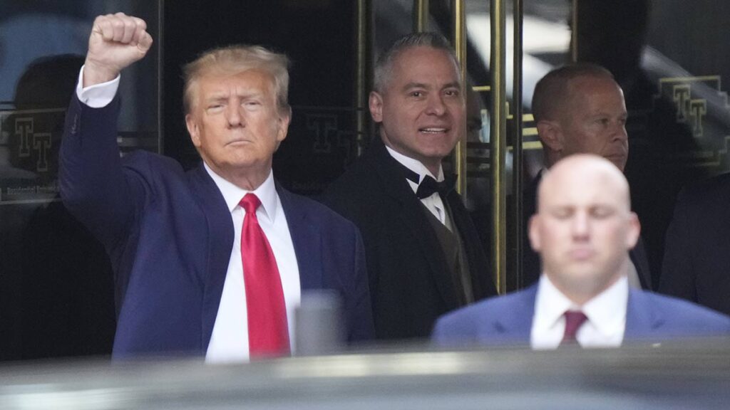El expresidente Donald Trump sale de la Trump Tower. AP