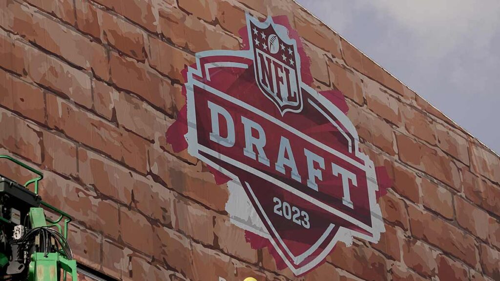 Los preparativos para el draft de la NFL que inicia el jueves continúan. AP