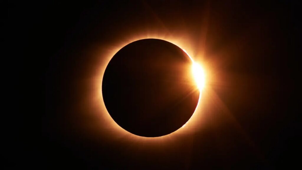Eclipse solar híbrido abril 2023