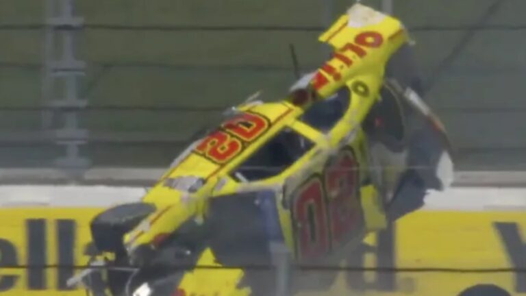 Blaine Perkins, hospitalizado luego de sufrir un terrible choque en la Serie Xfinity de la NASCAR: su auto giro seis veces en el aire
