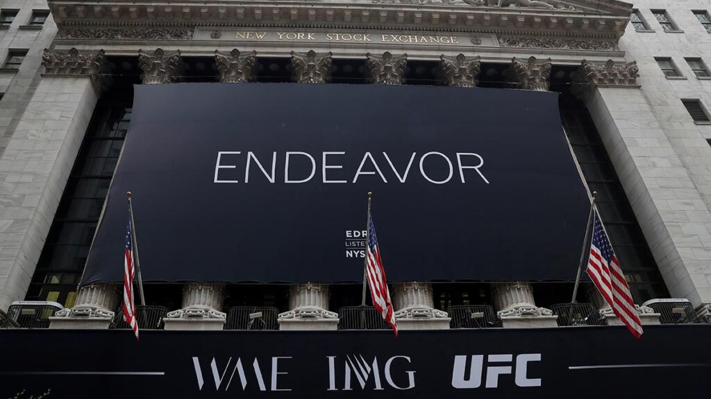 El logo de Endeavor Group Holdings Inc. (EDR) cuelga en la fachada de la Bolsa de Valores de Nueva York . Reuters