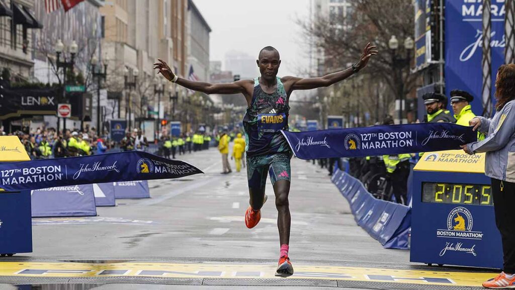 El keniano Evans Chebet cruza la meta para ganar la rama masculina del Maratón de Boston. AP