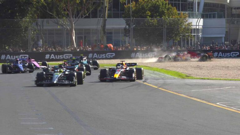 Charles Leclerc choca con Lance Stroll y queda fuera en la largada del Gran Premio de Australia