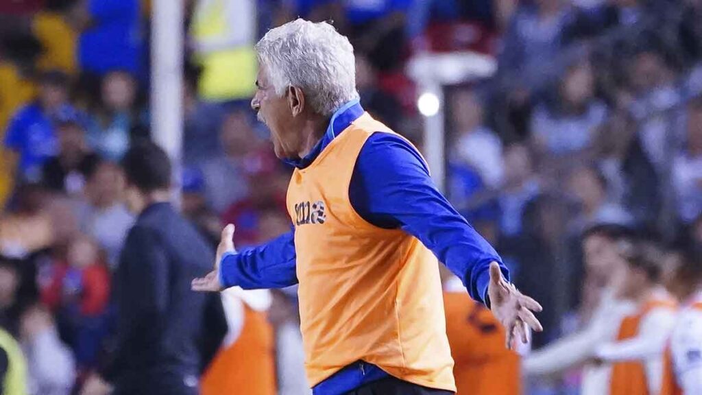 Ricardo ‘Tuca’ Ferretti busca que el Cruz Azul deje atrás la goleada ante América. Imago 7
