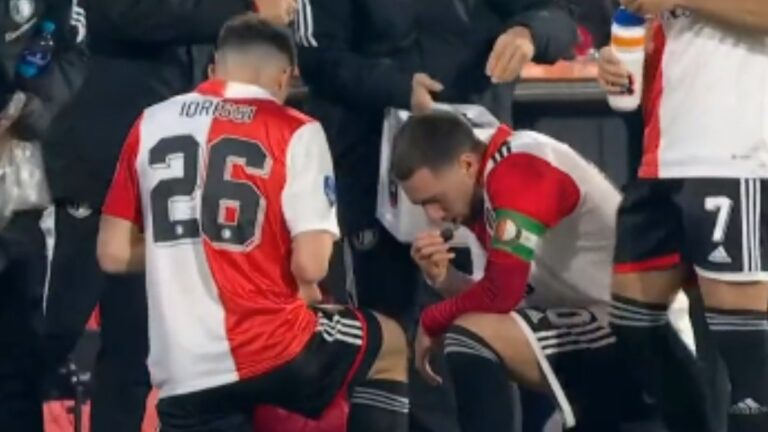 Jugadores del Feyenoord rompen su ayuno del Ramadán en pleno partido