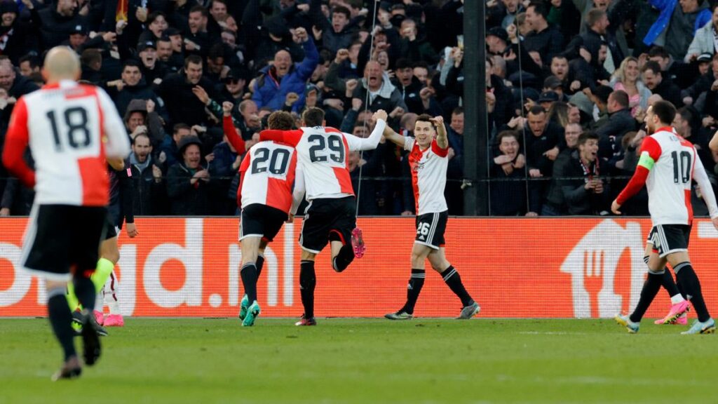 El Feyenoord de Santiago Giménez venció por la mínima a la Roma en los cuartos de final de ida de la Europa League.