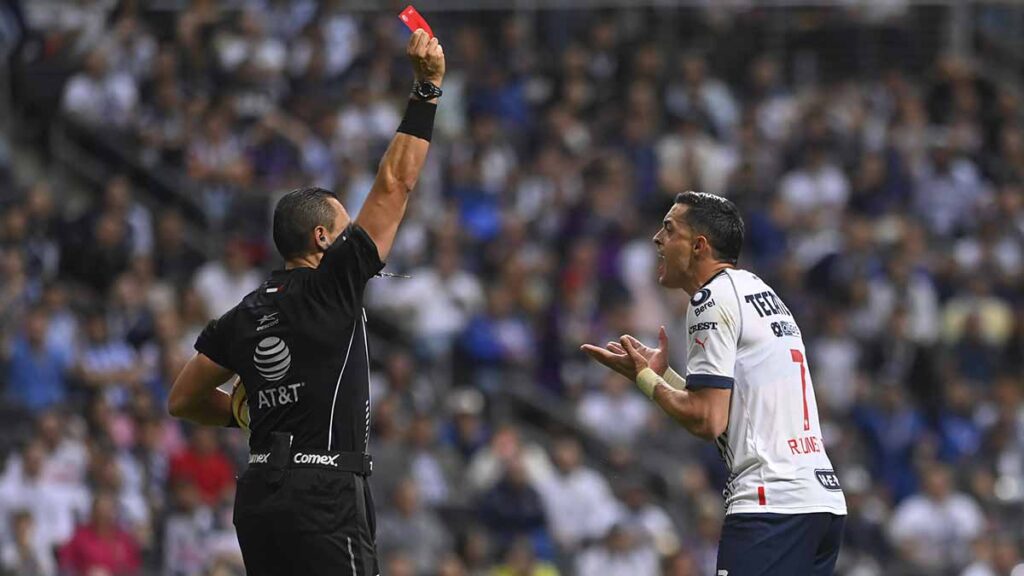 Marco Antonio Ortiz, árbitro central muestra tarjeta roja de expulsión a Rogelio Funes Mori. Imago 7