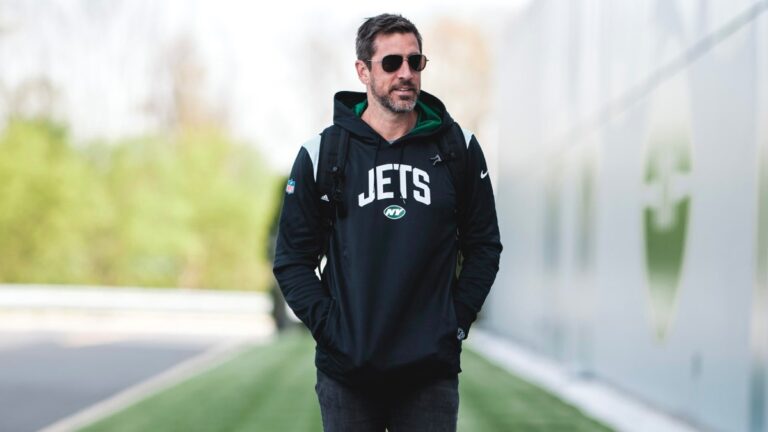 Aaron Rodgers reporta y es presentado con los Jets: “Es un día surrealista para mí”