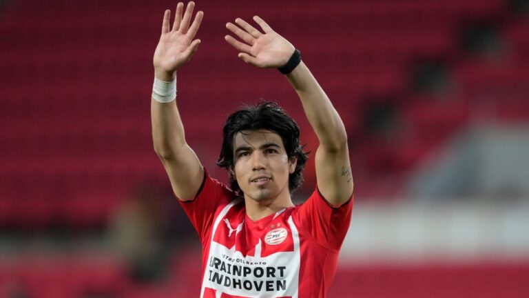 El PSV de Erick Gutiérrez golea 3-0 al Ajax de Jorge Sánchez