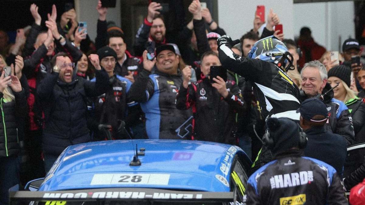 Lewis Hamilton acude al Campeonato Británico de Turismos para apoyar a