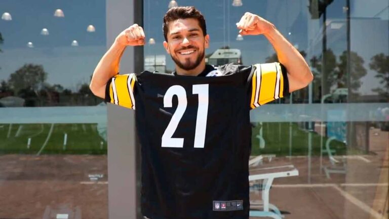 Henry Martín presume el jersey de los Steelers y les desea éxito en la siguiente temporada