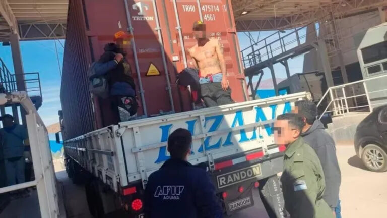 Hinchas del Deportivo Pereira, detenidos en Argentina por ingreso irregular en un camión