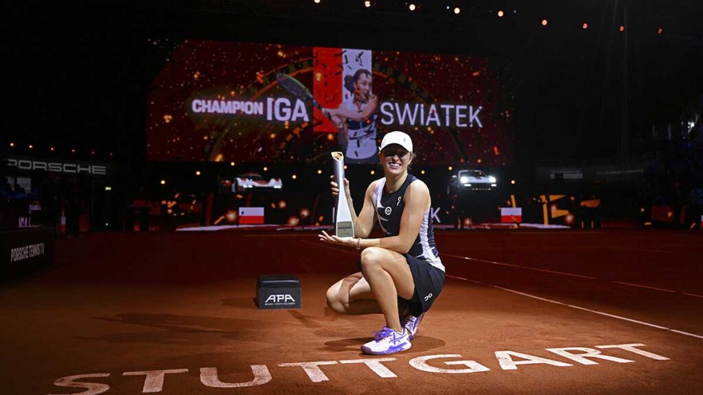 La polaca Iga Swiatek posa con el trofeo tras vencer a la bielorrusa Aryna Sabalenka. AP