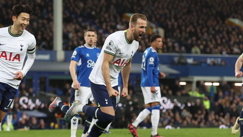 Kane celebra su gol en el empate 1-1 entre Everton y Tottenham.