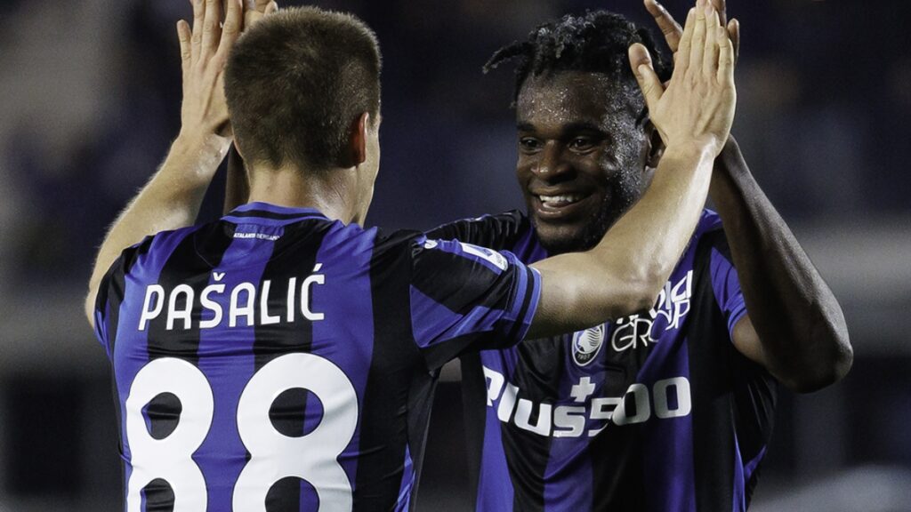 Duván Zapata celebra con Pasalic en la victoria de Atalanta 3-1 sobre Roma.