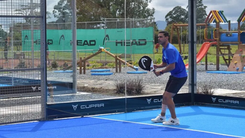 Alejandro Falla jugando pádel en Medellín.