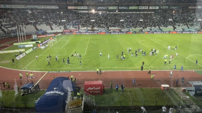 Once Caldas pierde con Alianza y los hinchas invaden la cancha en Manizales