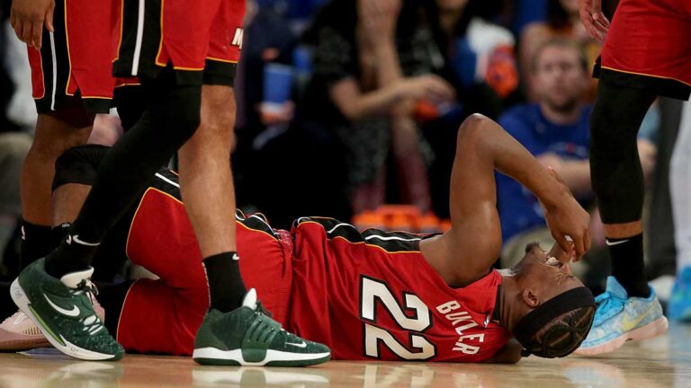 ¡Se encienden las alarmas en el Heat! Jimmy Butler se lesiona en el juego 1 de la semifinales de conferencia ante los Knicks