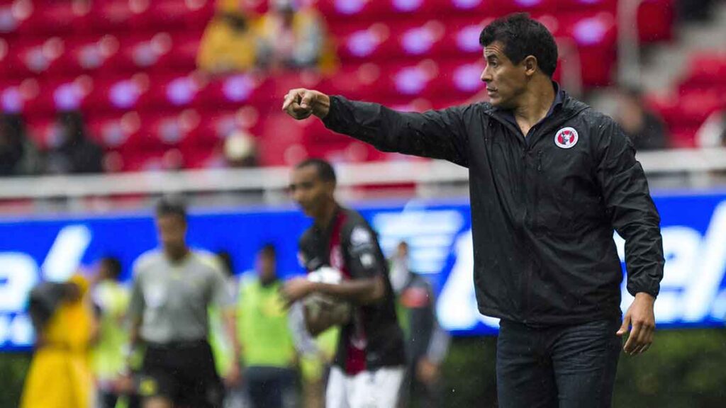 Jorge Almiron dirigiendo a Xolos. Imago 7