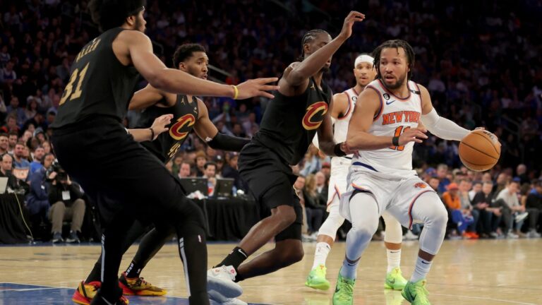 Knicks vencen a Cavaliers en un juego defensivo para liderar la serie de playoffs