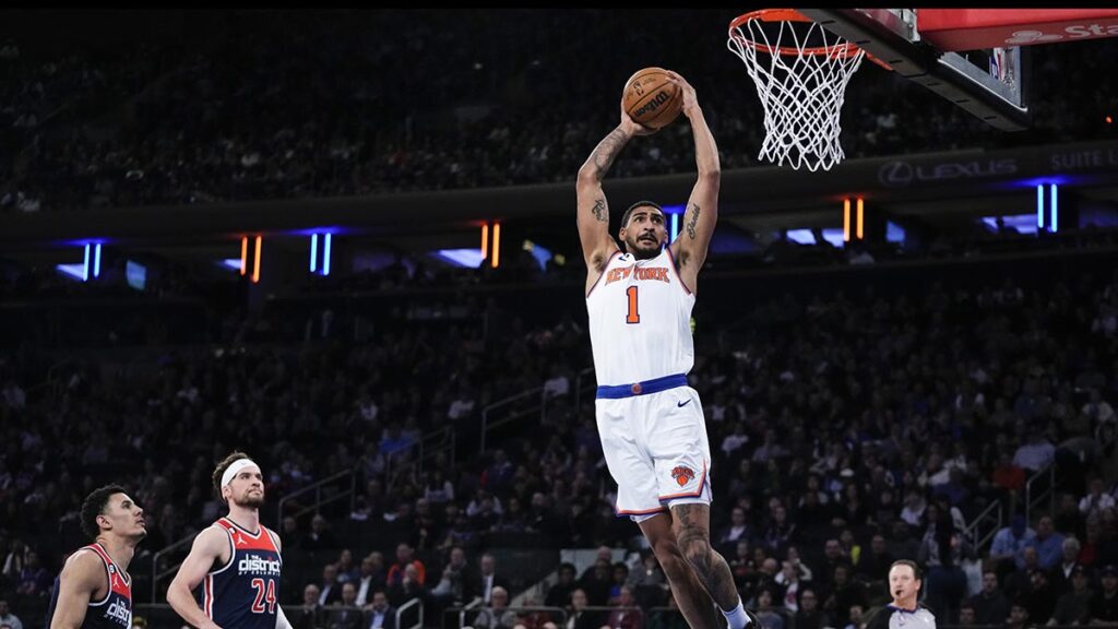 Obi Toppin, de los Knicks de Nueva York, realiza una volcada. AP