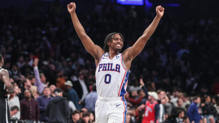 Tyrese Maxey sale al rescate de los Sixers y fulmina a los Nets